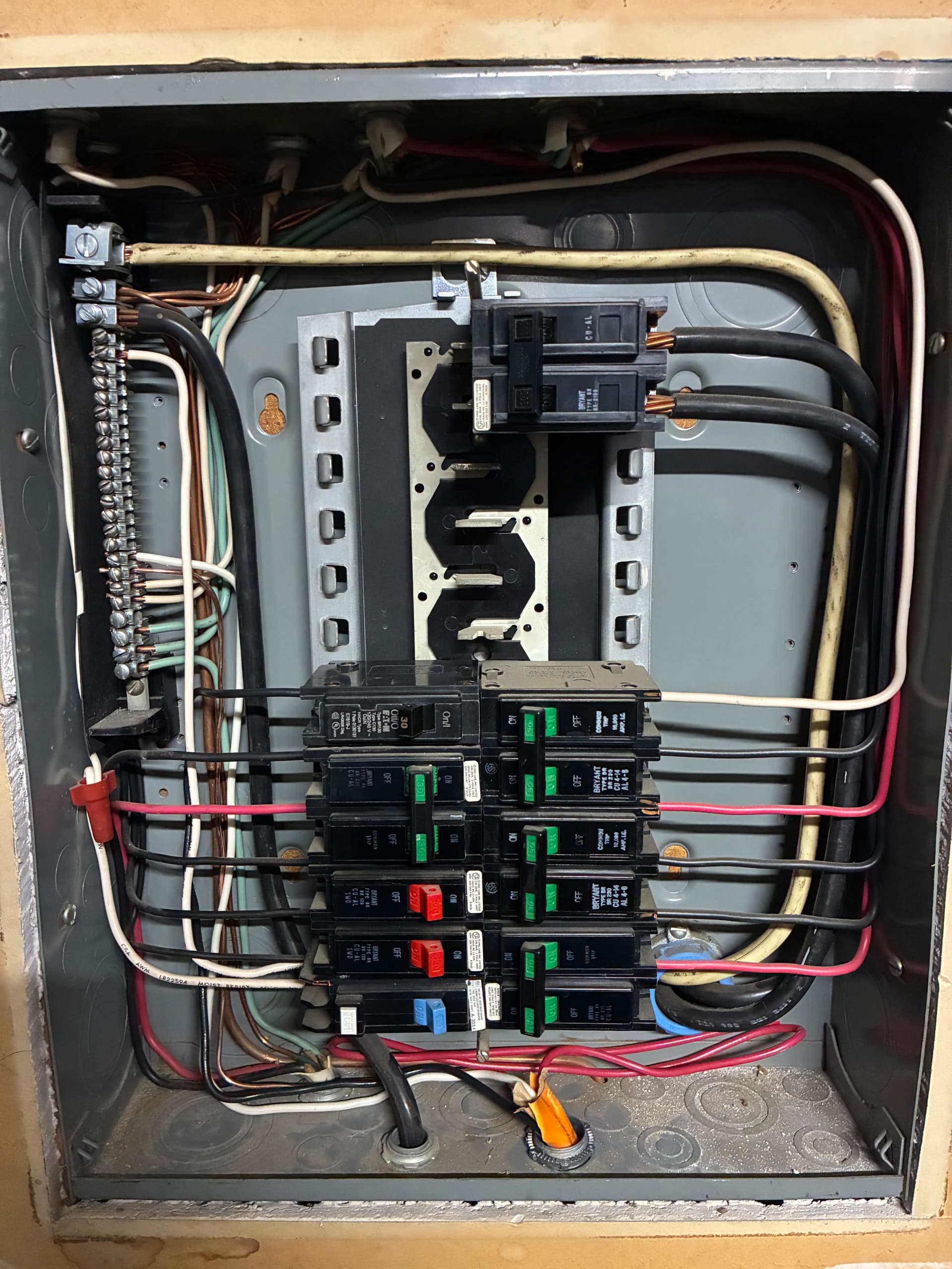 Gallery photos for This Rare 300 Amp Service From 1978 Still Has It: Image #1